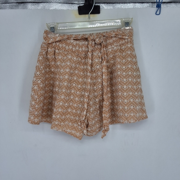 KIRIOIS SMALL High Waist Tan and White Shorts with EYELETPattern - Picture 1 of 5